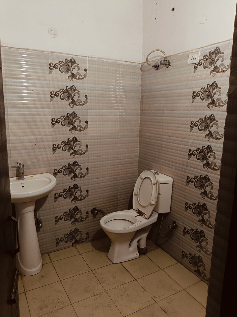 Bathroom, dhakoli 2 Bedroom 1000 Sq.Ft. Builder Floor In Dhakoli Zirakpur 9084324