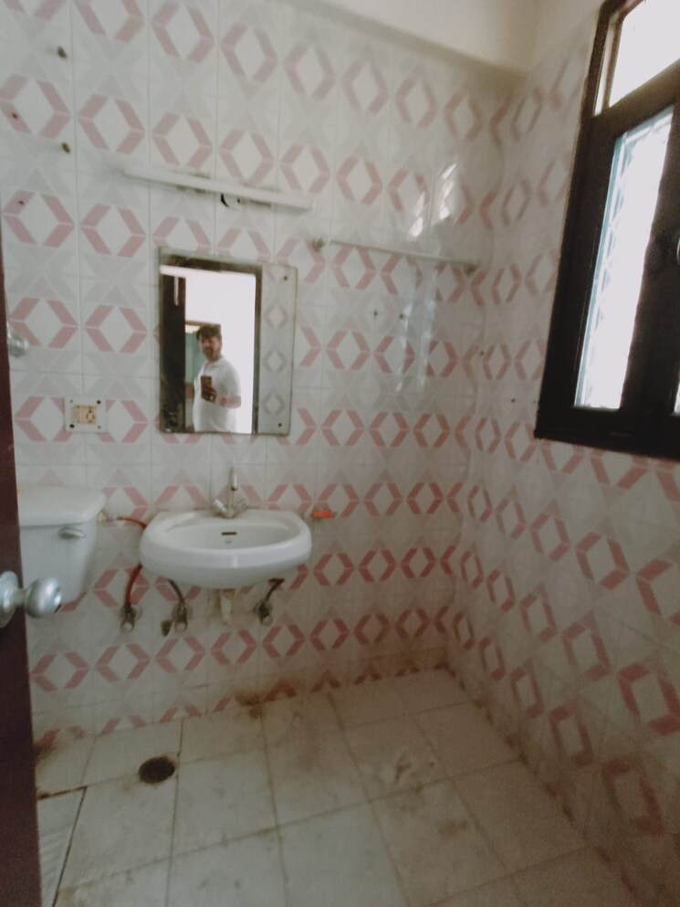 Bathroom, sagar-presidency 3 Bedroom 1300 Sq.Ft. Apartment In Sector 50 Noida 9084337