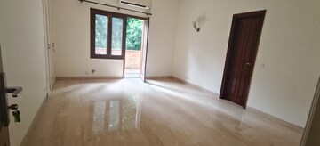 Room in 4 BHK Builder Floor at Panchsheel Enclave – for Rent