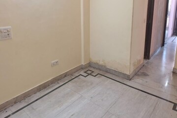 Room in 2 BHK Builder Floor at Vaishali Sector 5 – for Rent