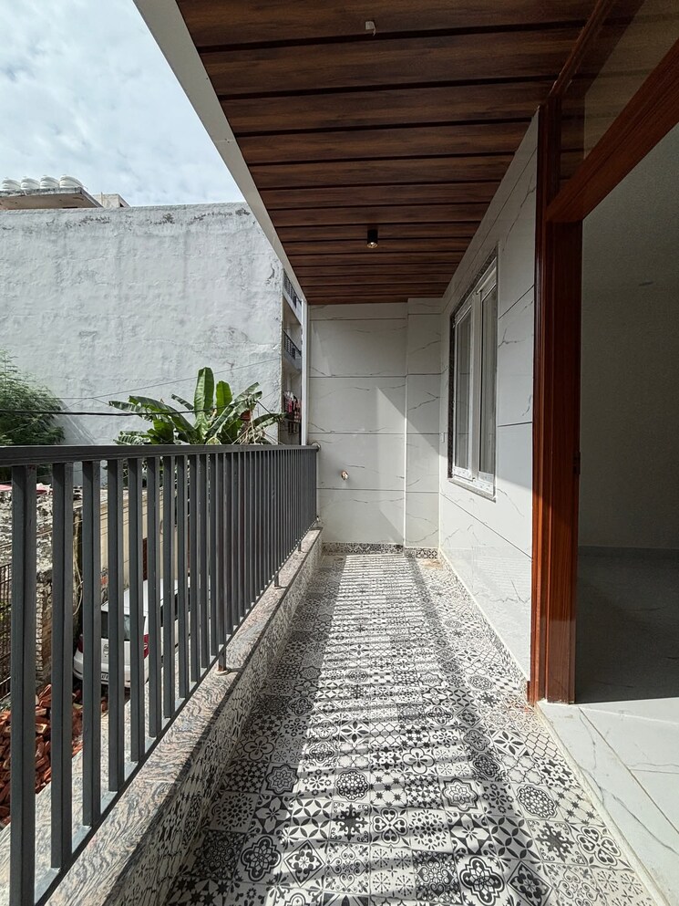 Balcony, freedom fighters enclave 4 Bedroom 1800 Sq.Ft. Builder Floor In Freedom Fighters Enclave Delhi 9084660