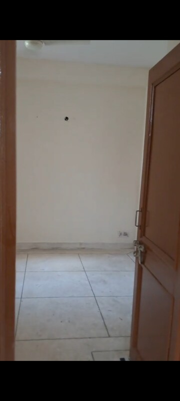 Room in 3 BHK Apartment at BSF Housing Society, Pi I And Ii Greater Noida – for Rent
