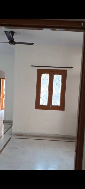Room in 3 BHK Apartment at BSF Housing Society, Pi I And Ii Greater Noida – for Rent