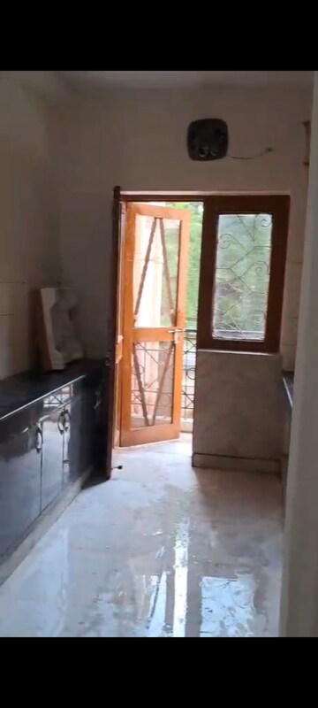 Room in 3 BHK Apartment at BSF Housing Society, Pi I And Ii Greater Noida – for Rent