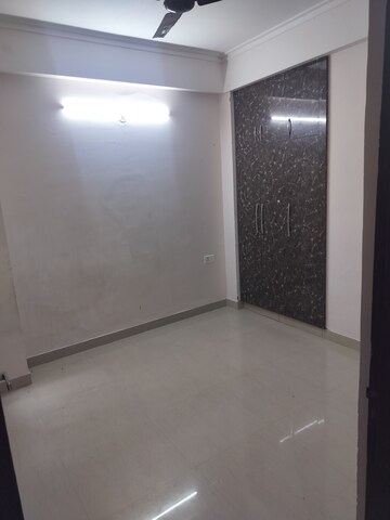 Room in 2 BHK Apartment at Amrapali Golf Homes, Sector 4 Greater Noida – for Rent