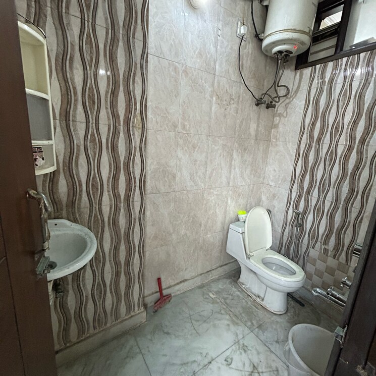 Bathroom, kotla mubarakpur 1 Bedroom 500 Sq.Ft. Builder Floor In Kotla Mubarakpur Delhi 9084788