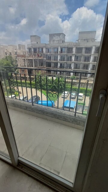 Balcony in 4 BHK Apartment at Hamlin Apartment, Sector 43 – for Rent