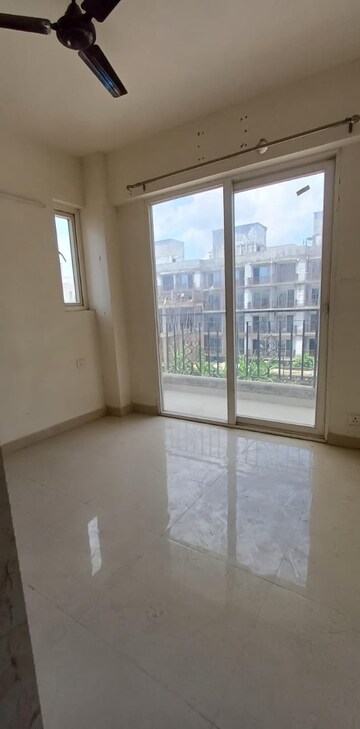Room in 4 BHK Apartment at Hamlin Apartment, Sector 43 – for Rent