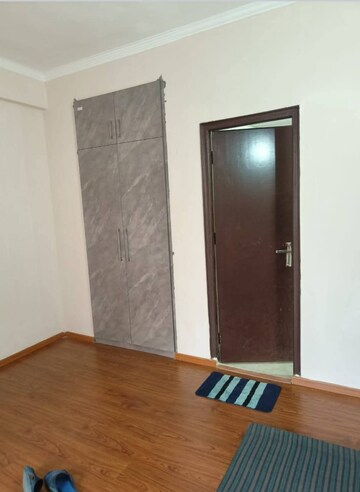 Room in 2.5 BHK Apartment at Amrapali Golf Homes, Sector 4 Greater Noida – for Rent