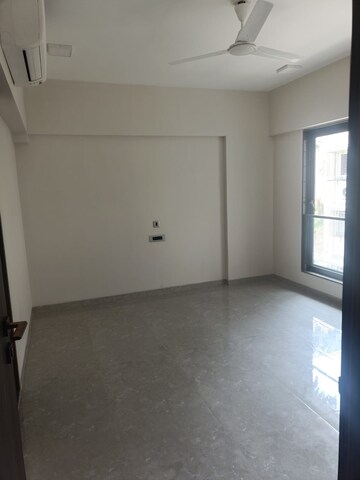 Room in 4 BHK Apartment at Paradigm Artteza, Santacruz West – for Rent