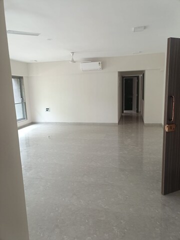 Room in 4 BHK Apartment at Paradigm Artteza, Santacruz West – for Rent