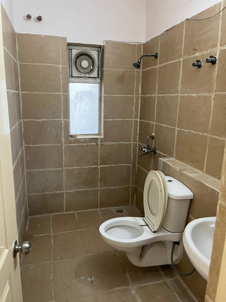 Bathroom, paras-tierea 3.5 Bedroom 1900 Sq.Ft. Apartment In Sector 137 Noida 9084952