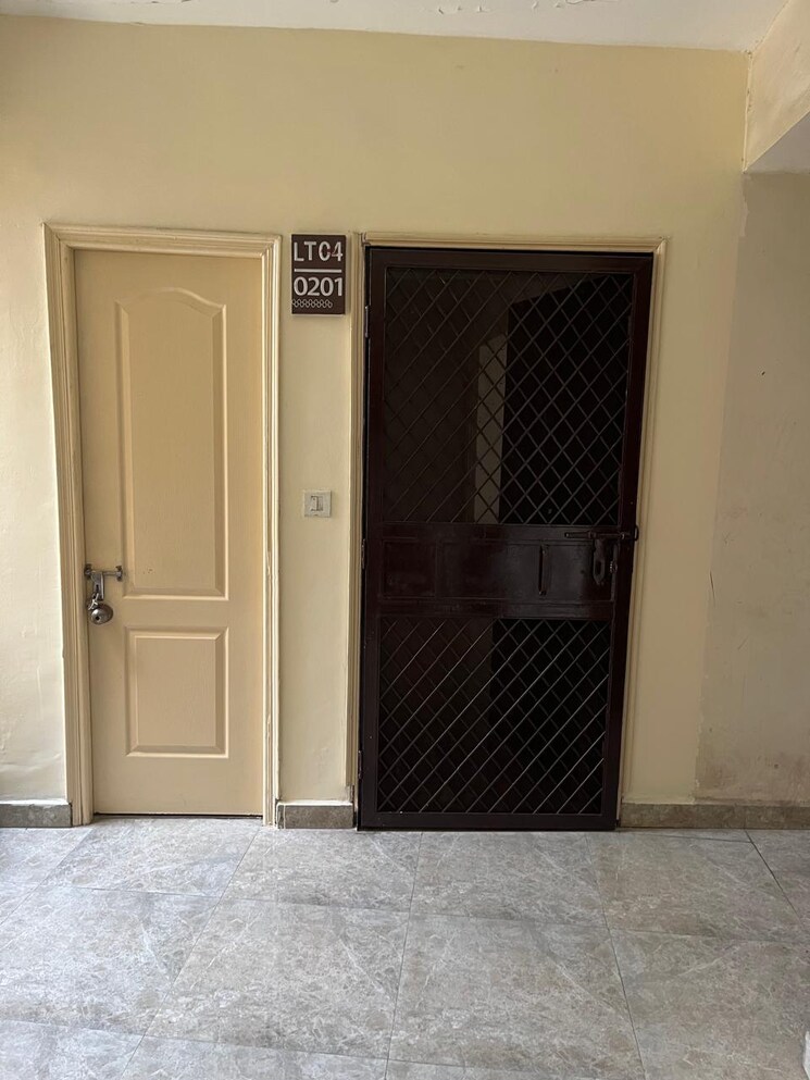 Other, paras-tierea 3.5 Bedroom 1900 Sq.Ft. Apartment In Sector 137 Noida 9084952