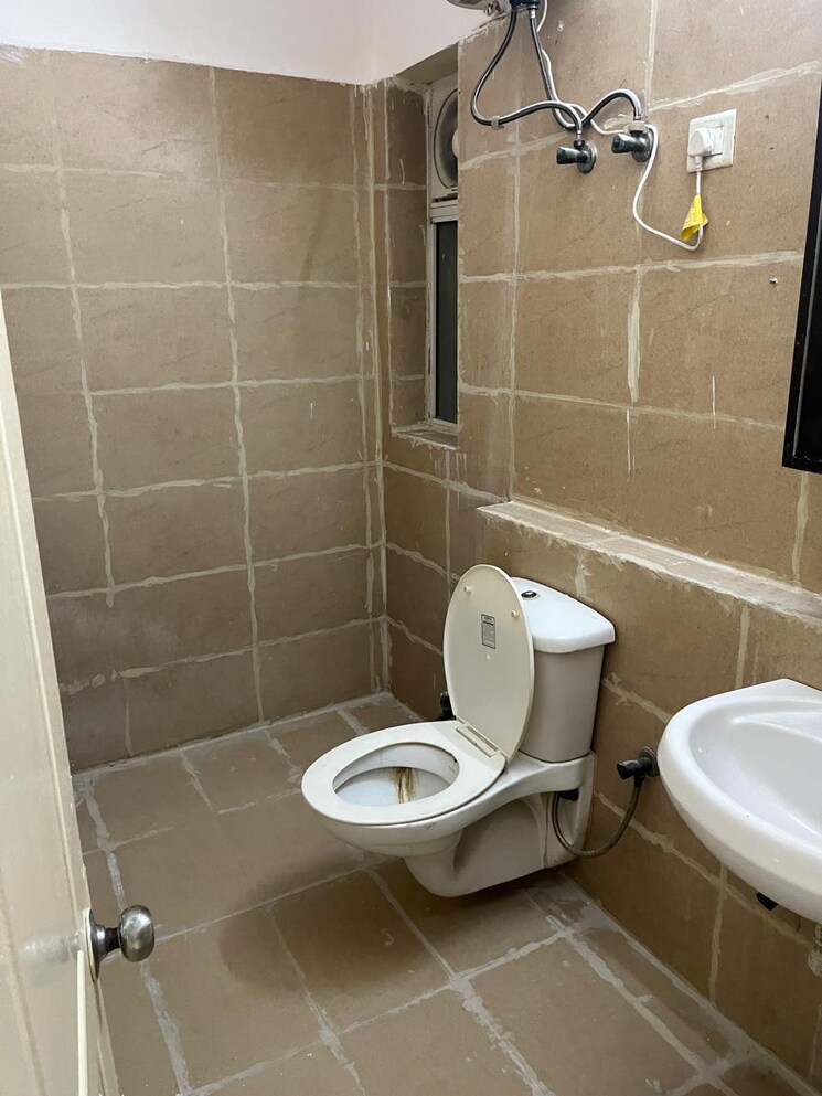 Bathroom, paras-tierea 3.5 Bedroom 1900 Sq.Ft. Apartment In Sector 137 Noida 9084952