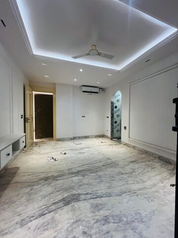 Room in 3 BHK Builder Floor at Sector 38 – for Rent
