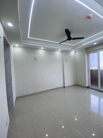 Room in 3 BHK Apartment at Tata Eureka Park, Sector 150 – for Rent