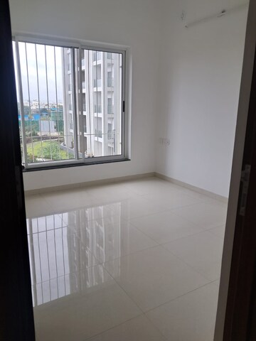 Room in 2 BHK Apartment at Runwal The Central Park, Chinchwad – for Rent
