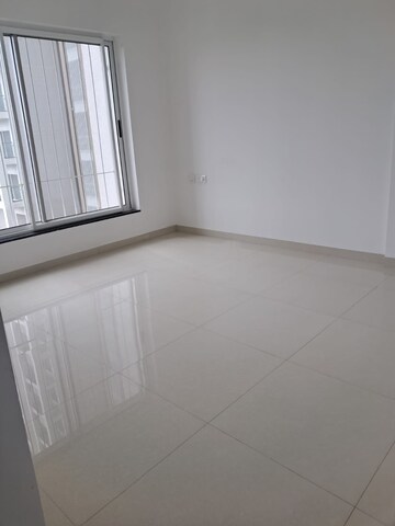 Room in 2 BHK Apartment at Runwal The Central Park, Chinchwad – for Rent