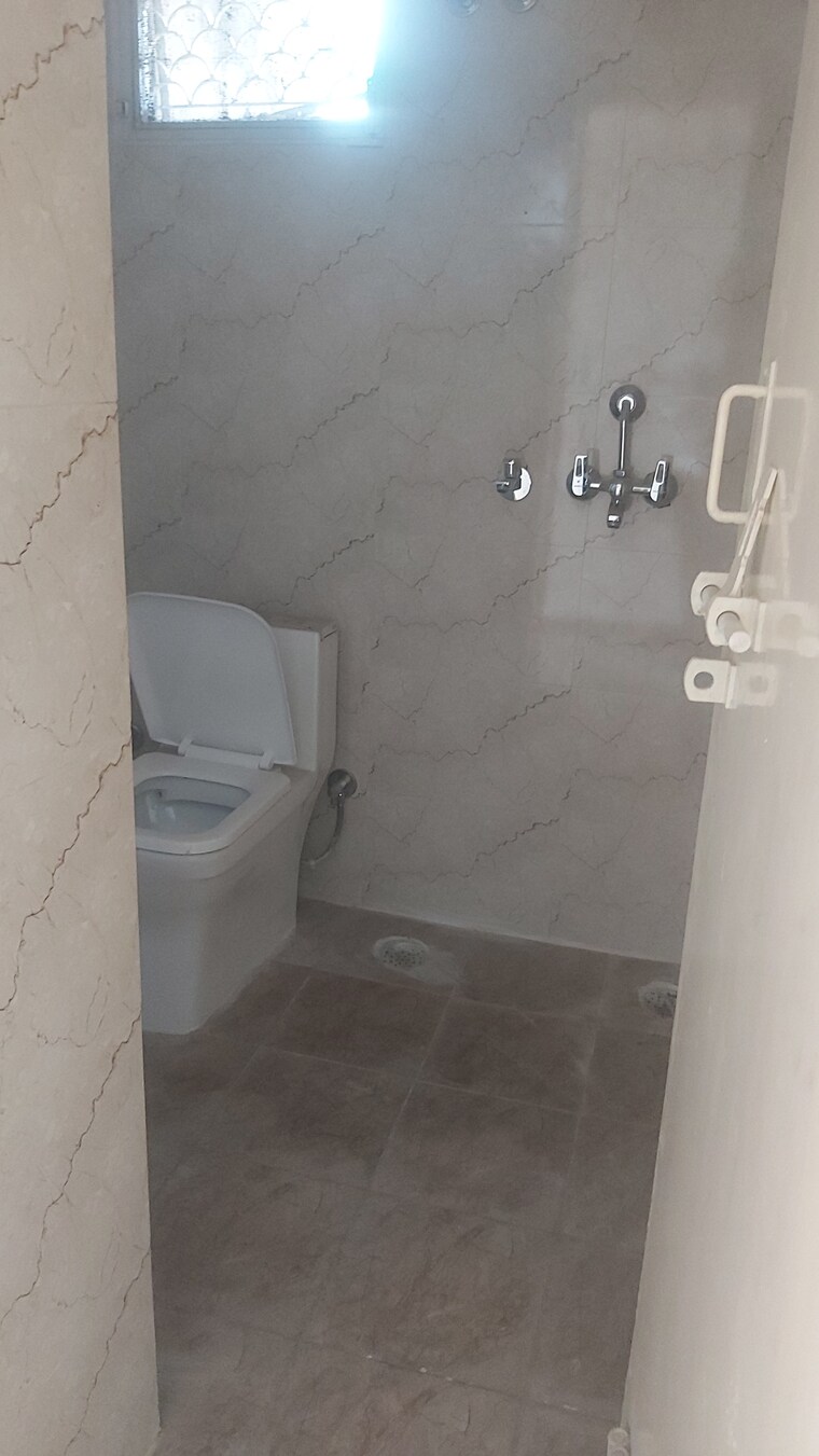 Bathroom, mayur vihar phase 1 extension 3.5 Bedroom 1050 Sq.Ft. Apartment In Mayur Vihar Phase 1 Extension Delhi 9085218