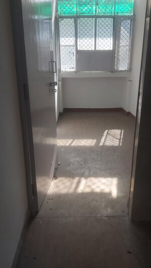 Room in 3.5 BHK Apartment at Mayur Vihar Phase 1 Extension – for Sale