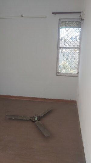 Room in 3.5 BHK Apartment at Mayur Vihar Phase 1 Extension – for Sale