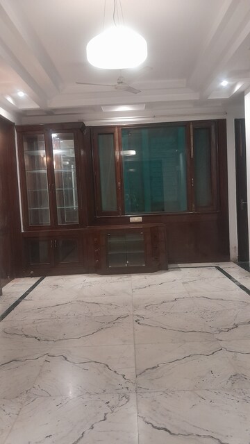 Furnished Amenities in 3 BHK Builder Floor at Unitech South City II, Sector 50 – for Rent