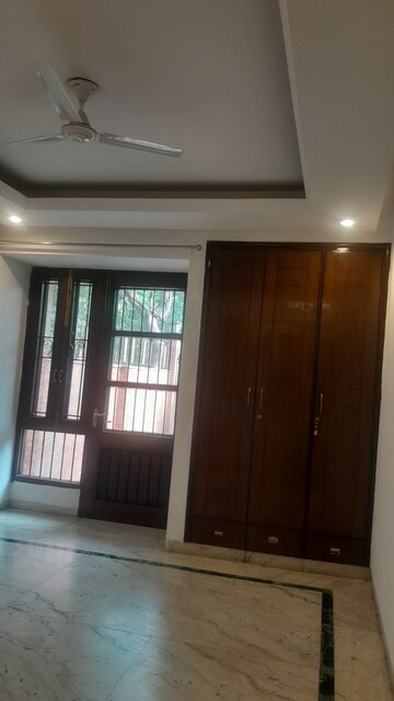 Furnished Amenities in 3 BHK Builder Floor at Unitech South City II, Sector 50 – for Rent