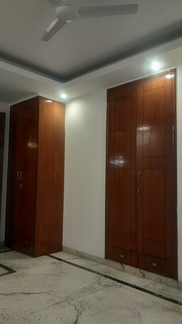 Furnished Amenities in 3 BHK Builder Floor at Unitech South City II, Sector 50 – for Rent