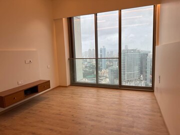 Room in 4 BHK Apartment at Rustomjee Crown, Prabhadevi – for Rent