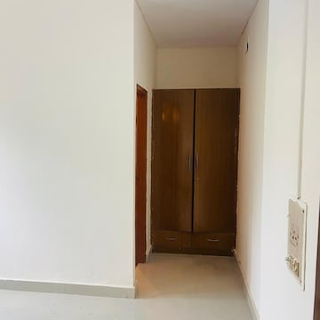 Room in 3 BHK Independent House at Arun Vihar Sector 37, Sector 37 – for Rent