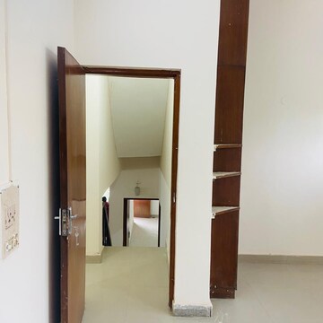 Room in 3 BHK Independent House at Arun Vihar Sector 37, Sector 37 – for Rent
