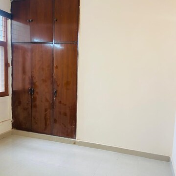 Room in 3 BHK Independent House at Arun Vihar Sector 37, Sector 37 – for Rent