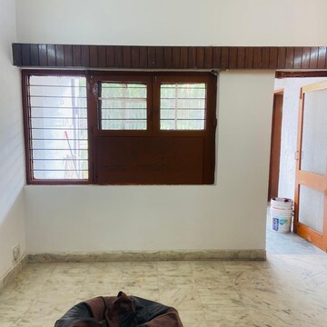Room in 3 BHK Independent House at Arun Vihar Sector 37, Sector 37 – for Rent