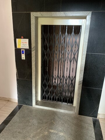 Lift in 3 BHK Apartment at Madhura Nagar – for Rent