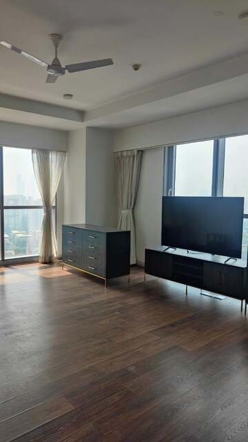Room in 4 BHK Apartment at Bombay Realty Island City Centre II, Dadar East – for Rent