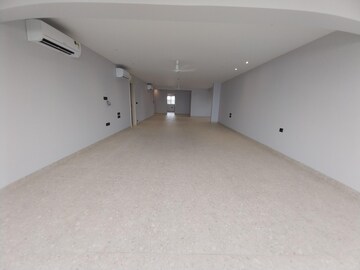 Room in 4 BHK Apartment at Malabar Hill – for Rent