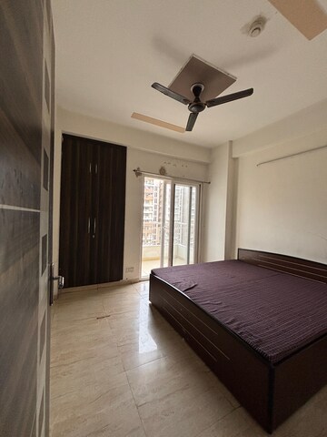Room in 2 BHK Apartment at Panchsheel Pinnacle, Sector 16 Greater Noida – for Rent