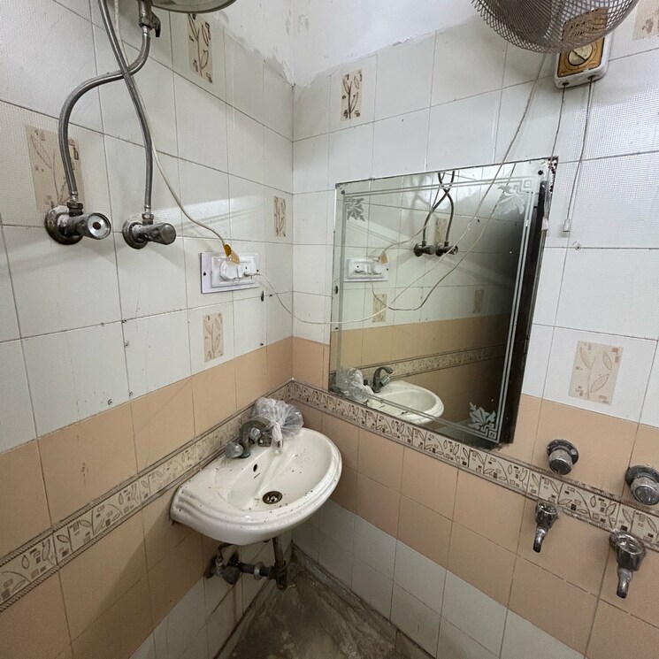 Bathroom, south extension i 2 Bedroom 900 Sq.Ft. Builder Floor In South Extension I Delhi 9085401