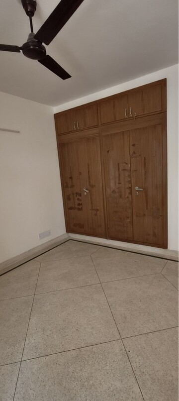 Room in 3 BHK Apartment at Sigma Apartments, Beta I Greater Noida – for Sale