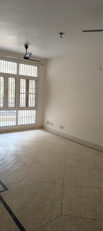 Room in 3 BHK Apartment at Sigma Apartments, Beta I Greater Noida – for Sale