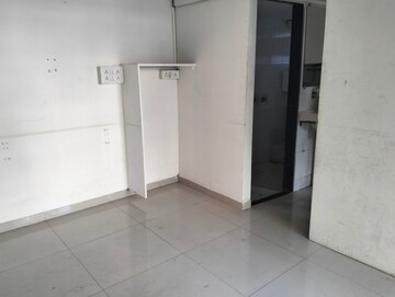 Room in 1 RK Apartment at Vasant Valley Complex, Malad East – for Rent