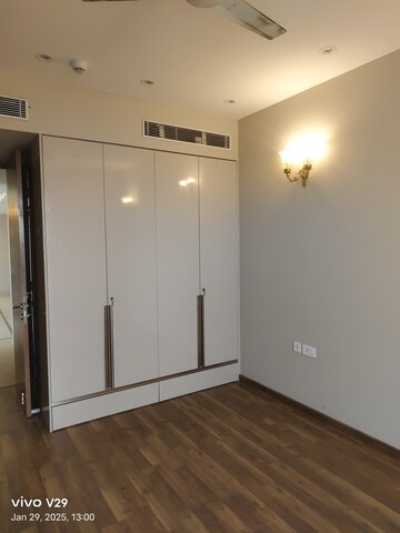 Room in 3 BHK Apartment at Pioneer Park Phase 1, Sector 61 – for Rent