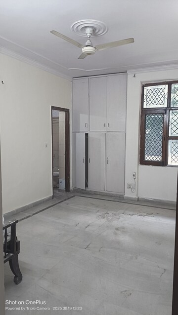 Room in 3 BHK Builder Floor at Ashoka Enclave 3, Sector 35 – for Rent