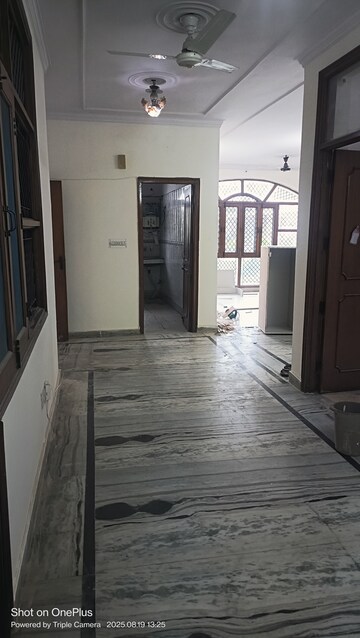 Room in 3 BHK Builder Floor at Ashoka Enclave 3, Sector 35 – for Rent