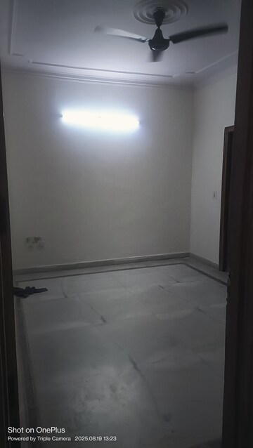 Room in 3 BHK Builder Floor at Ashoka Enclave 3, Sector 35 – for Rent