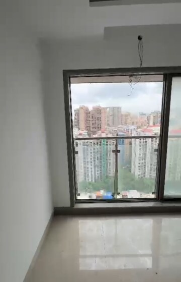 Room in 2.5 BHK Apartment at Neminath Luxeria, Andheri West – for Rent