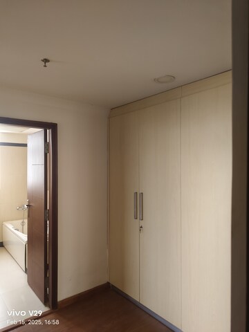 Room in 4 BHK Apartment at Pioneer Park Phase 1, Sector 61 – for Rent