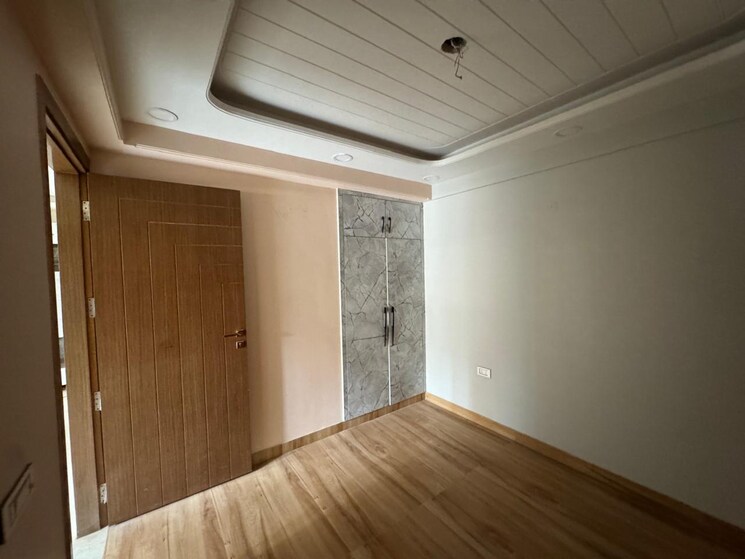 Room, sector 73 2 Bedroom 950 Sq.Ft. Apartment In Sector 73 Noida 9085677