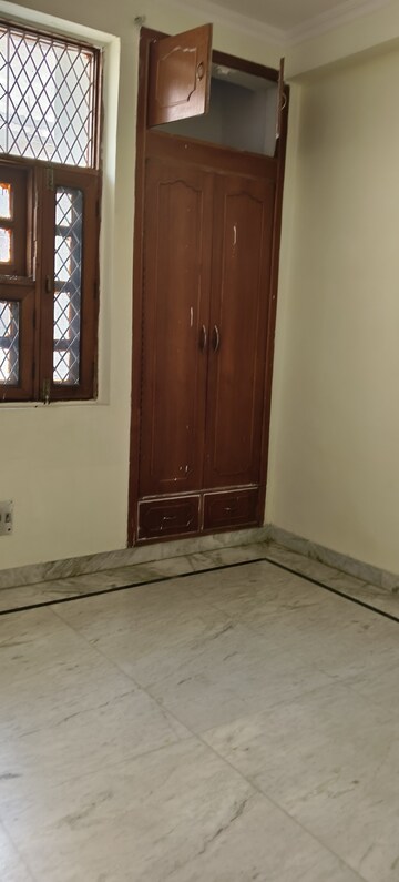 Room in 2 BHK Independent House at RWA Apartments Sector 52, Sector 52 – for Rent