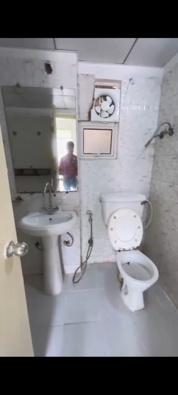 Attached Bathroom, sector 16 2.5 Bedroom 1225 Sq.Ft. Apartment In Sector 16 Noida 9085789